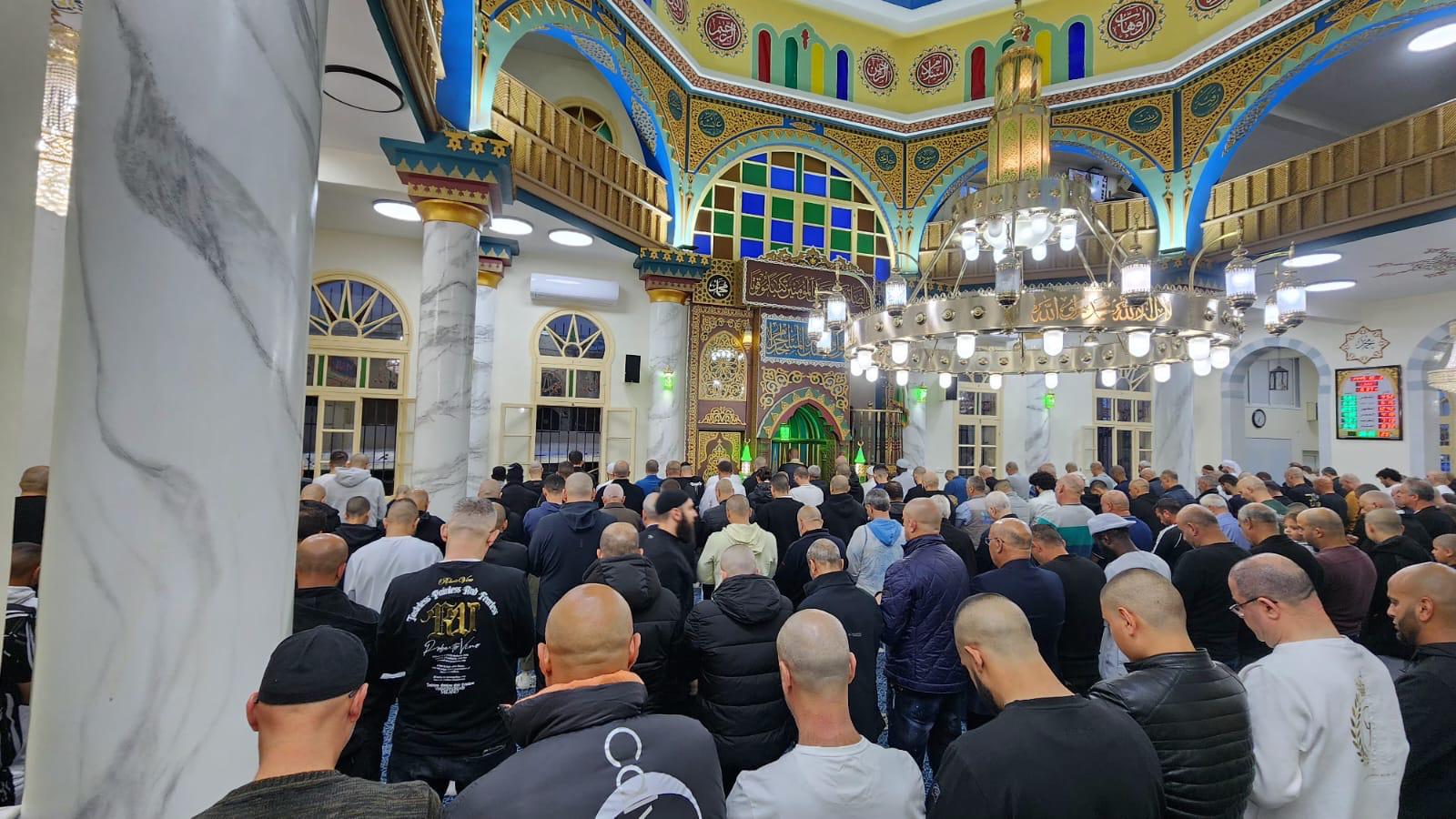 بالصور: صلاة وخطبة عيد الفطر في مسجد النزهة بمدينة يافا 