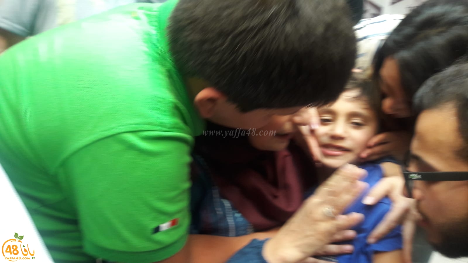 فيديو: الطفل كريم جمهور من قلنسوة يحتضن عائلته بعد 4 أيام من اختطافه