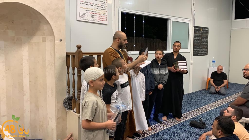 فيديو: تكريم الأطفال الملتزمين بالصلاة في مسجد باب الريان بيافا