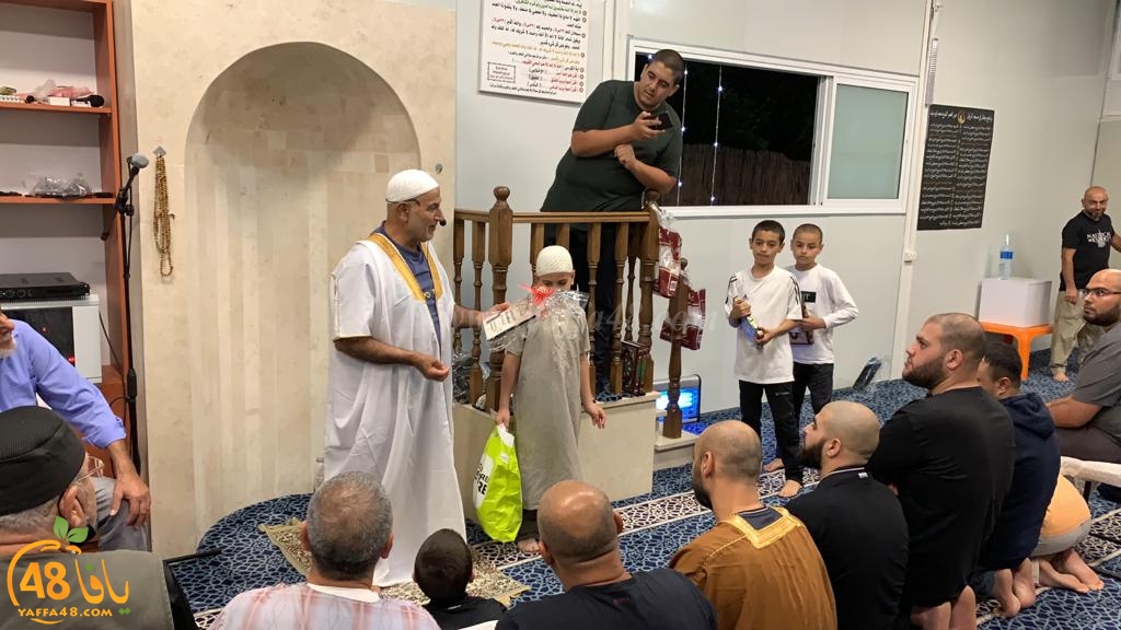 فيديو: تكريم الأطفال الملتزمين بالصلاة في مسجد باب الريان بيافا