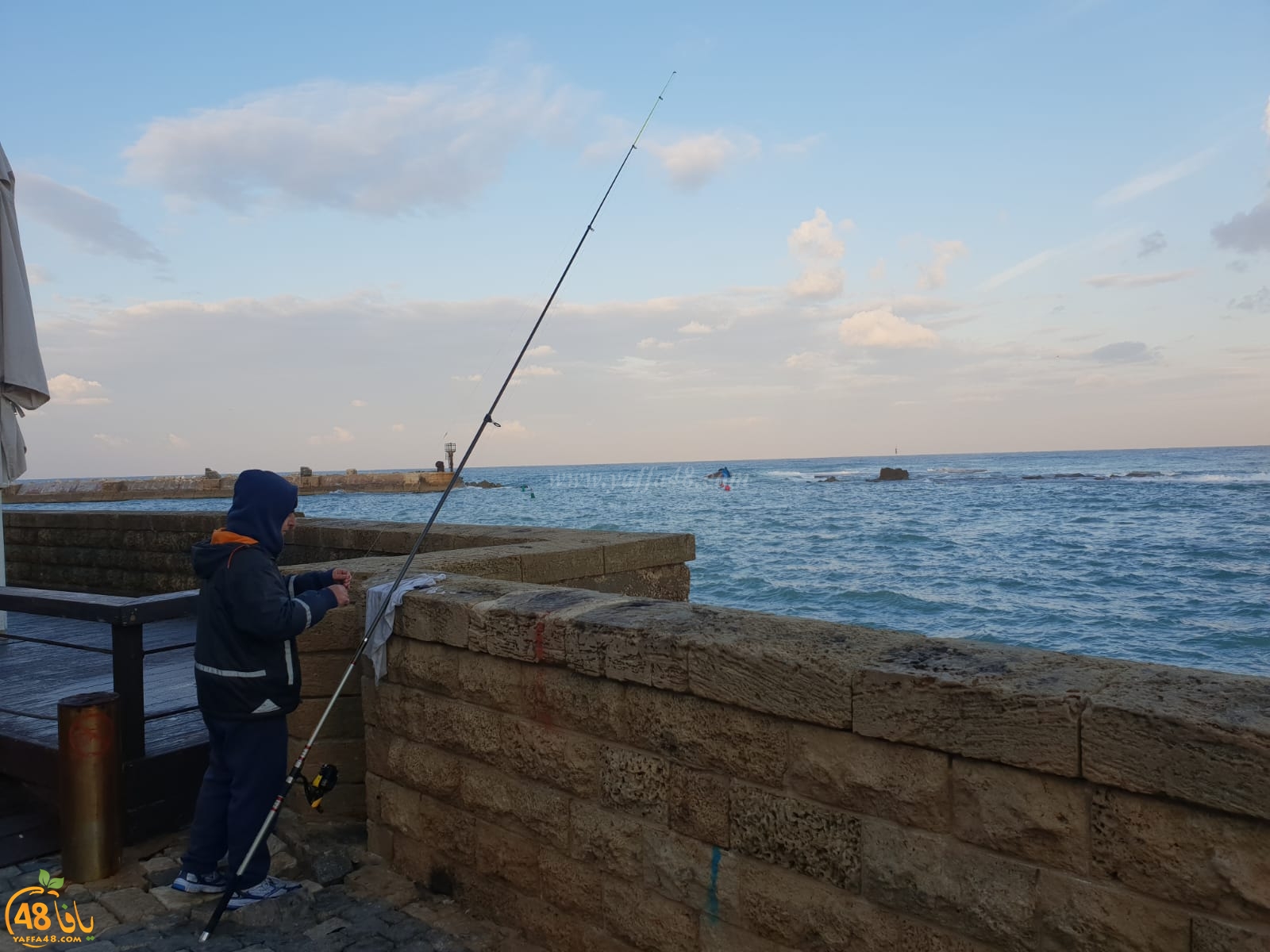شاهد : انقلاب مركب صيد على مدخل ميناء يافا وانتشال 3 صيادين