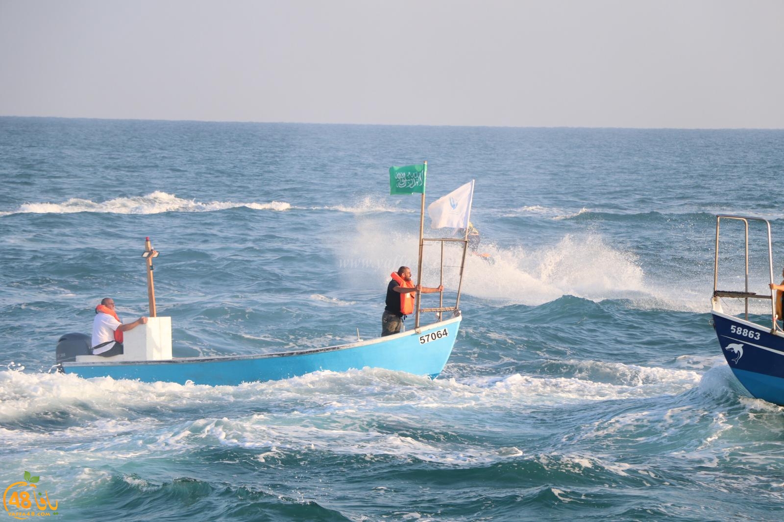  بالصور: صيادو يافا يُنظمون استعراضاً بحرياً بعد صلاة العيد في العراء