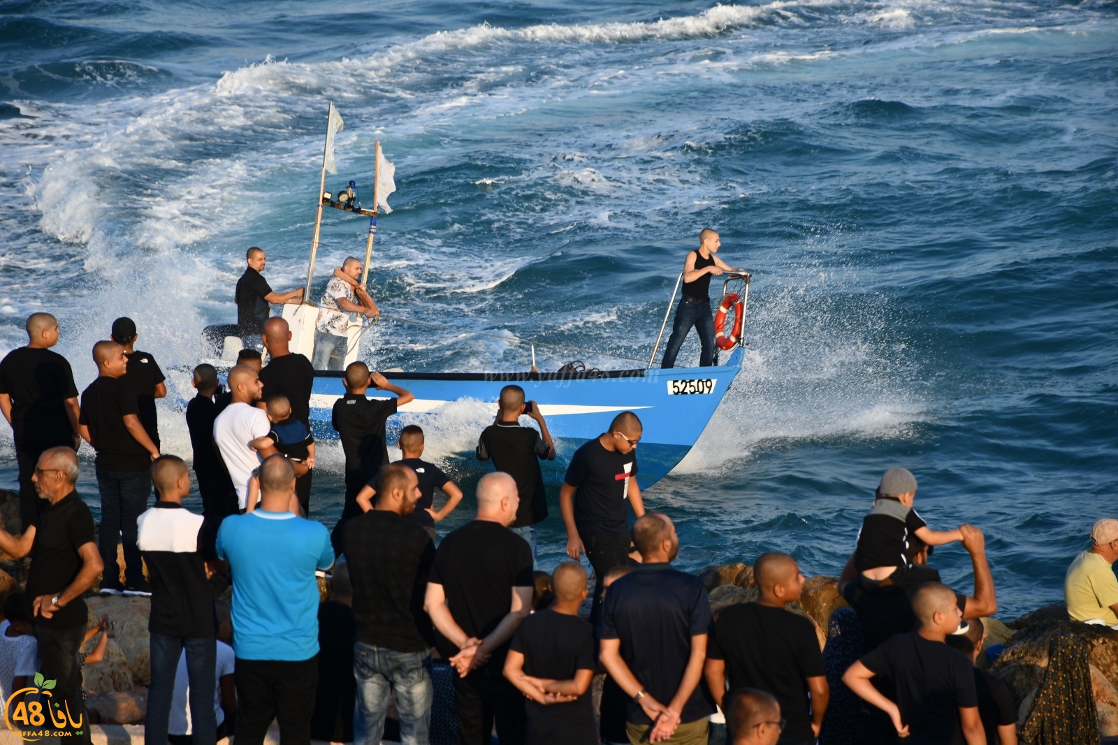  بالصور: صيادو يافا يُنظمون استعراضاً بحرياً بعد صلاة العيد في العراء