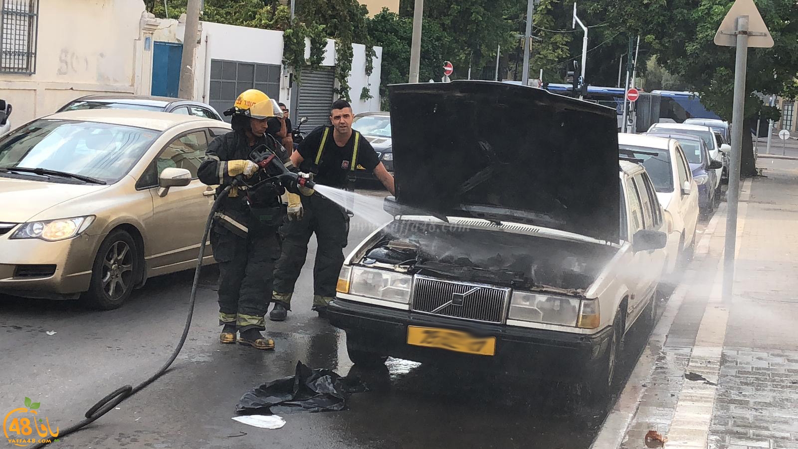 فيديو: احتراق مركبة في مدينة يافا وطواقم الاطفائية تهرع للمكان 
