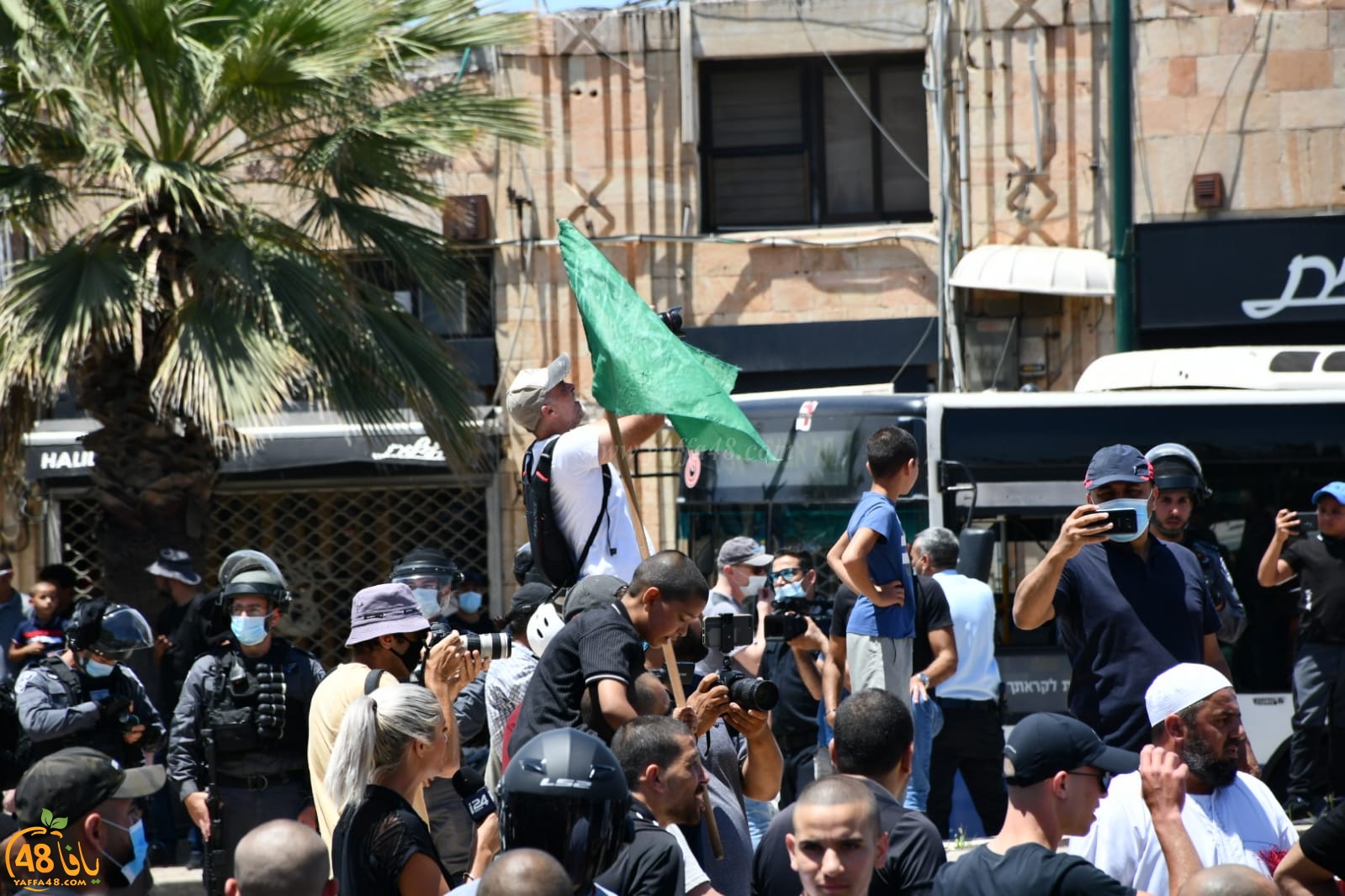 فيديو: انطلاق مسيرة غاضبة بعد صلاة الجمعة تنديداً بتدنيس مقبرة الاسعاف بيافا