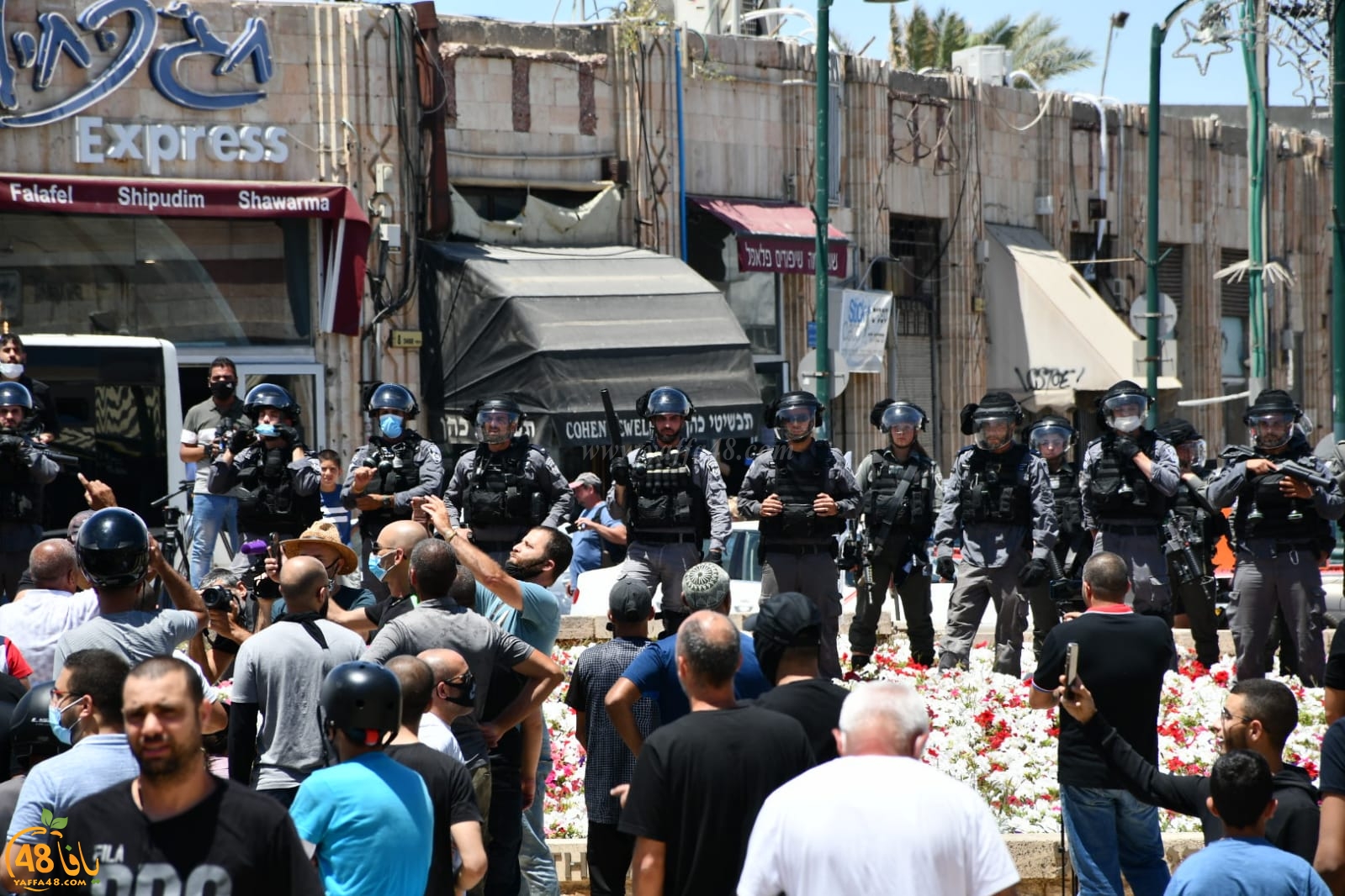 فيديو: انطلاق مسيرة غاضبة بعد صلاة الجمعة تنديداً بتدنيس مقبرة الاسعاف بيافا