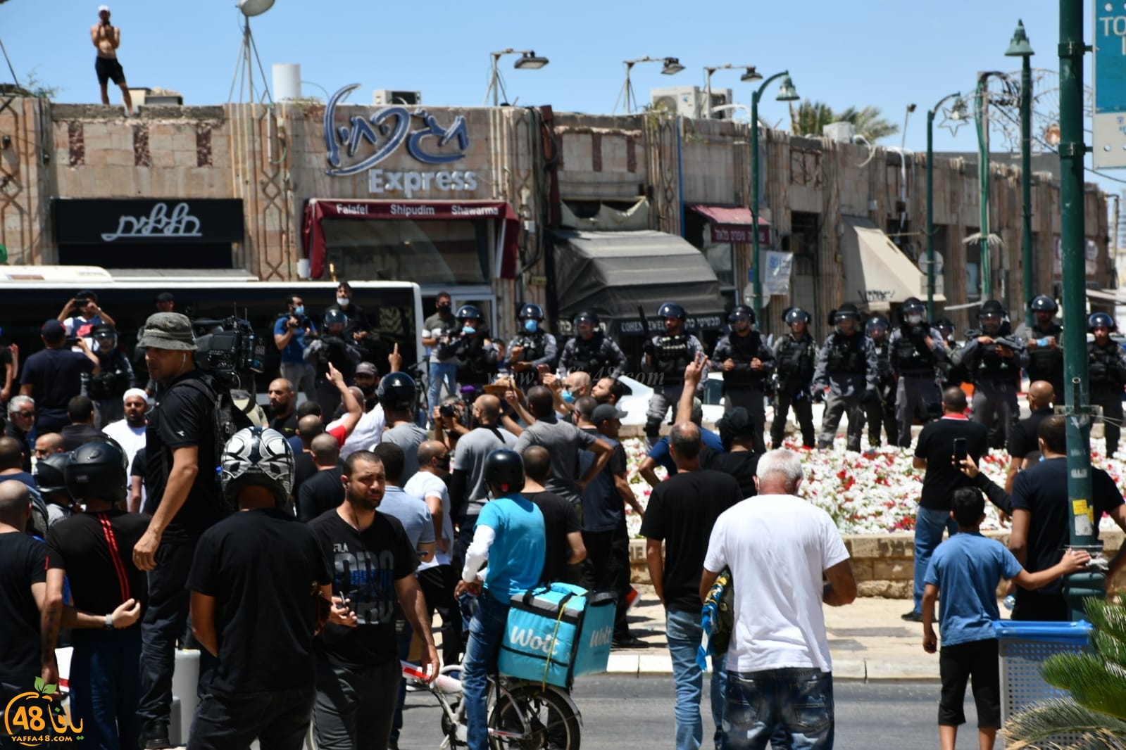 فيديو: انطلاق مسيرة غاضبة بعد صلاة الجمعة تنديداً بتدنيس مقبرة الاسعاف بيافا