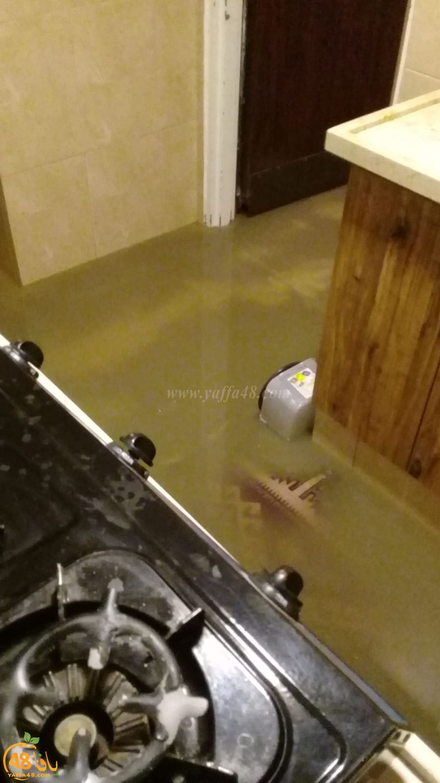 صور: مياه الصرف الصحّي تغمر بيت أحد المواطنين في الرملة 