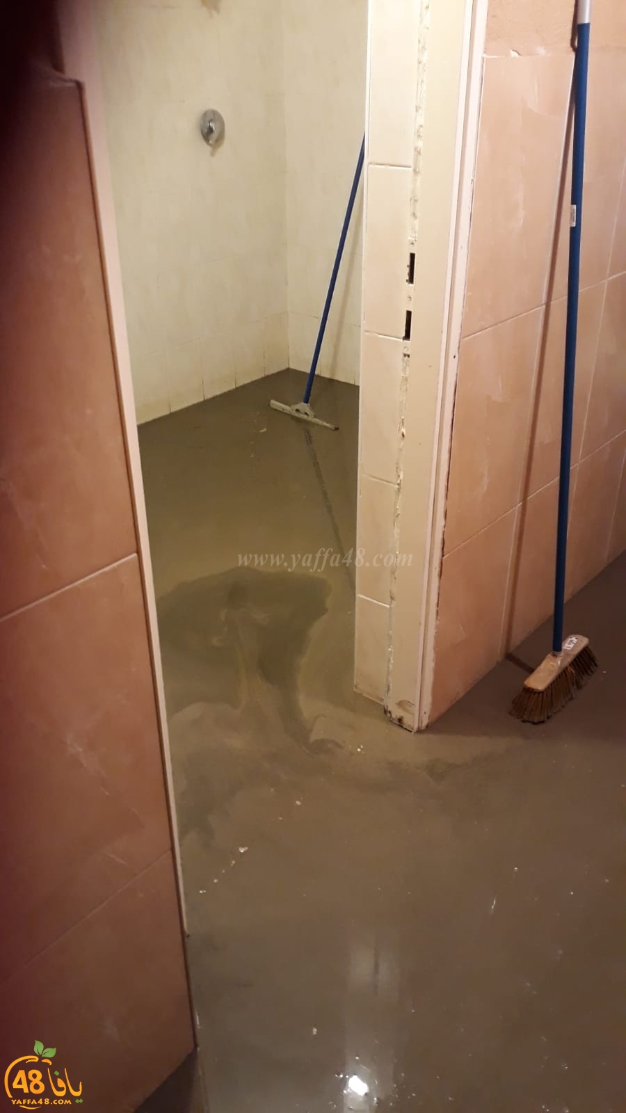 صور: مياه الصرف الصحّي تغمر بيت أحد المواطنين في الرملة 