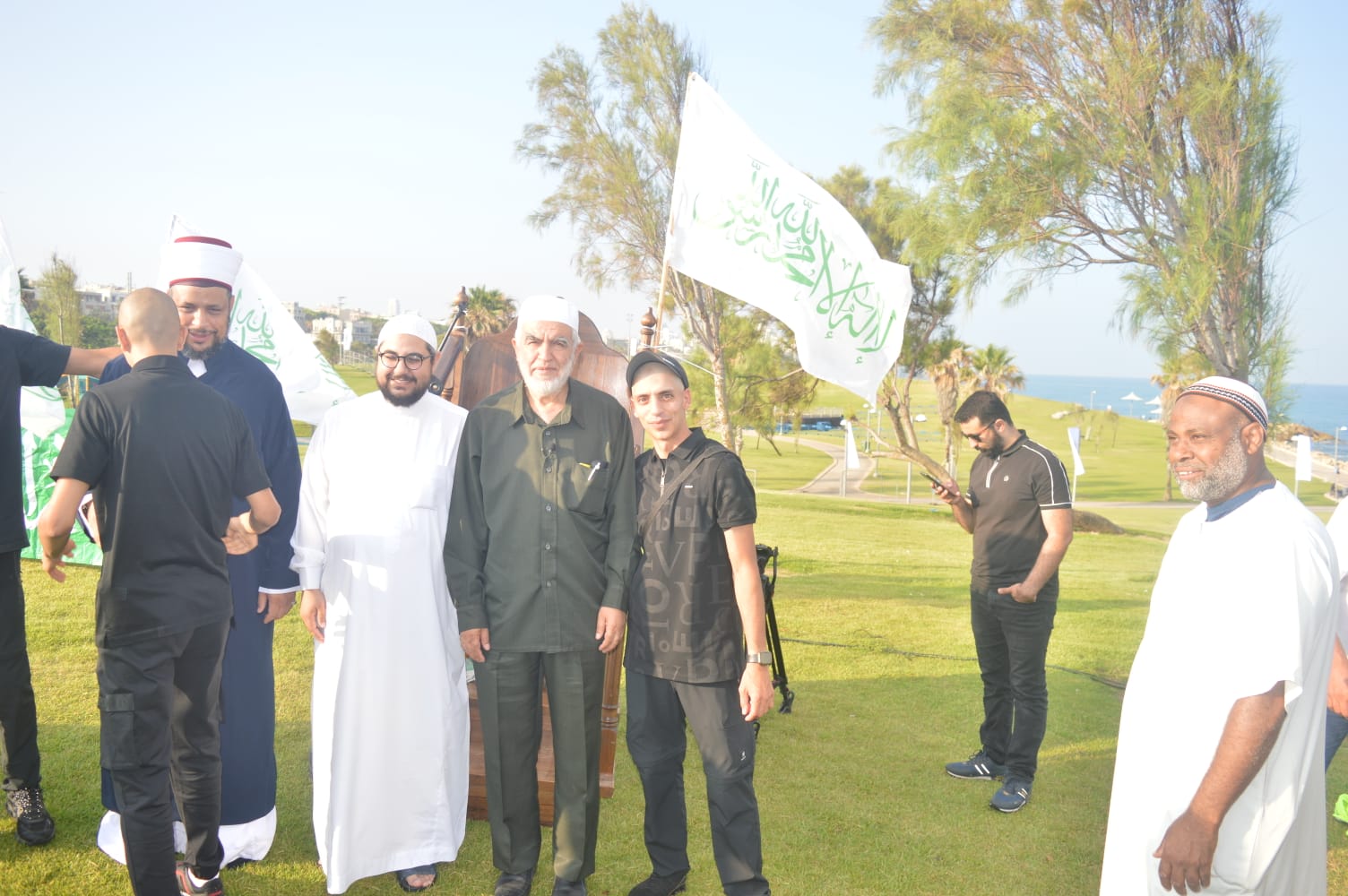  أهالي يافا يؤدون صلاة العيد في متنزه العجمي وخطيبها الشيخ رائد صلاح 