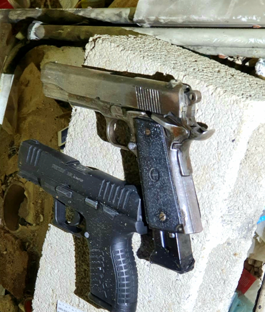 الشرطة: العثور على مسدسين وقنابل صوتية وذخيرة في مدينة يافا 