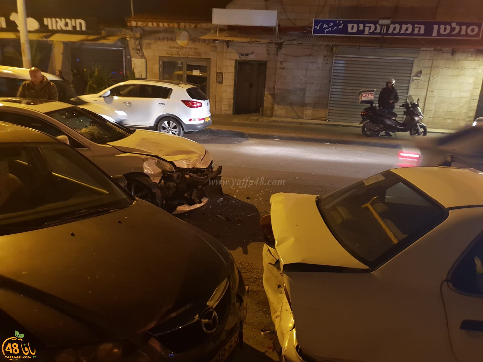  بالصور: سائق يفقد السيطرة على مركبته ويصطدم بعدة مركبات بيافا
