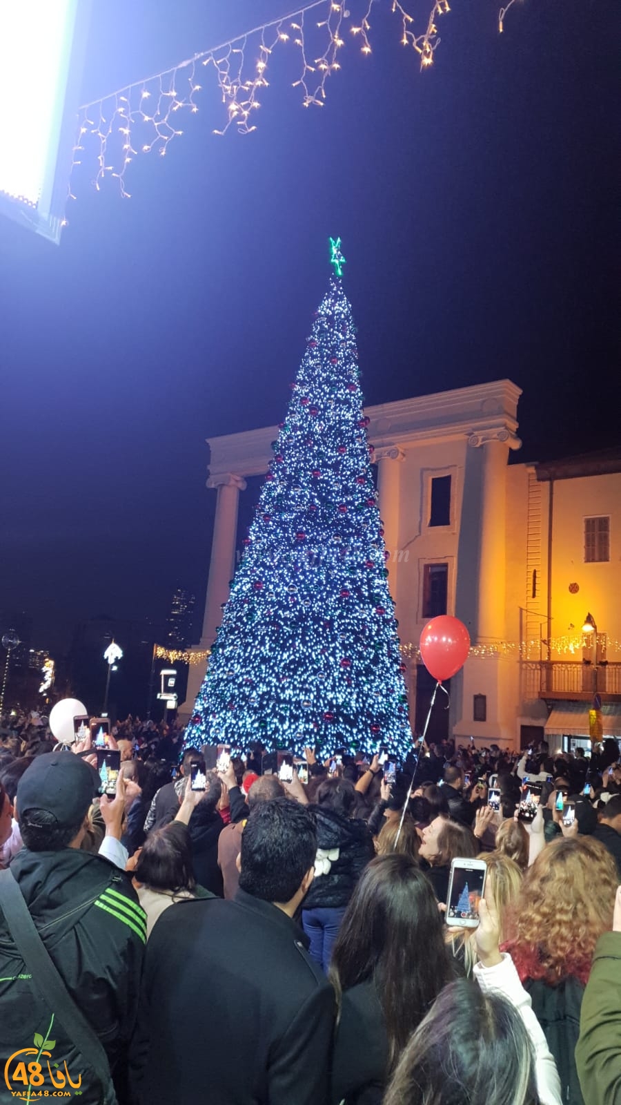 بالفيديو: إضاءة شجرة عيد الميلاد المجيد في دوار الساعة بيافا