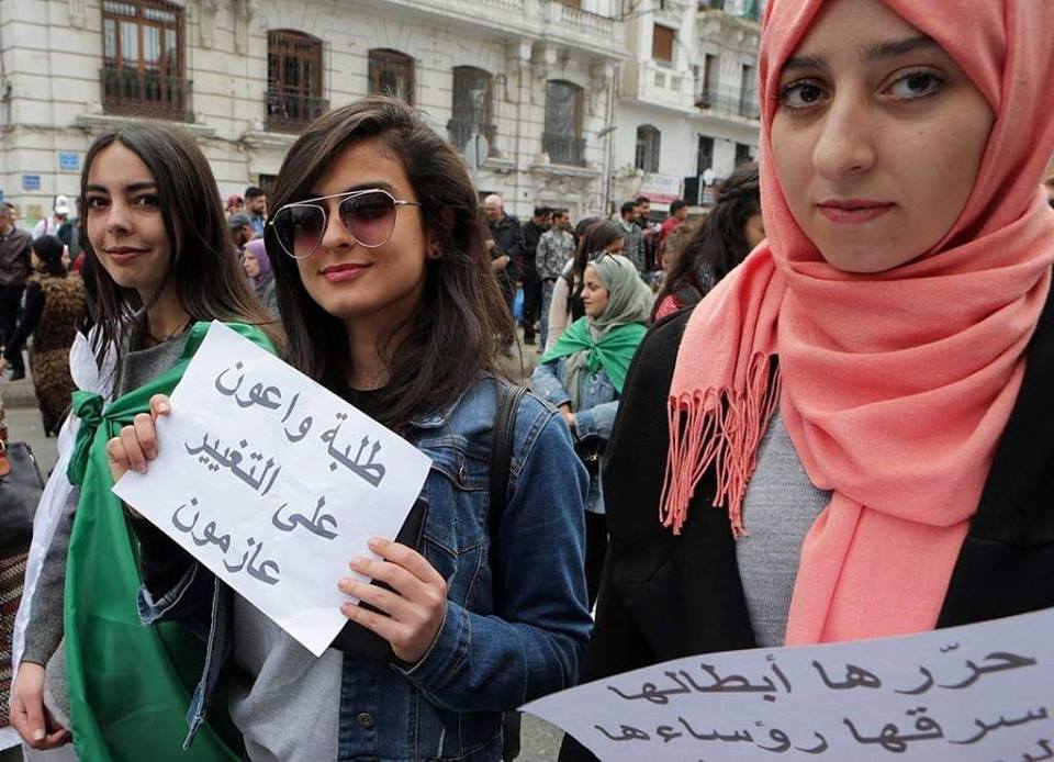 صور: مئات الآلاف وسط الجزائر للمطالبة بتنحي بوتفليقة