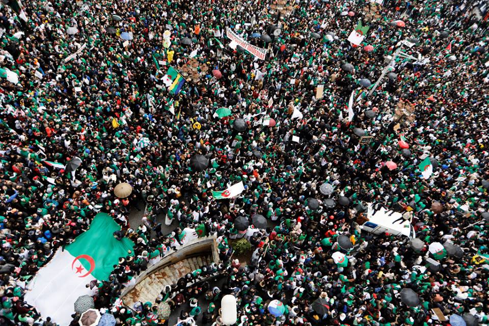 صور: مئات الآلاف وسط الجزائر للمطالبة بتنحي بوتفليقة