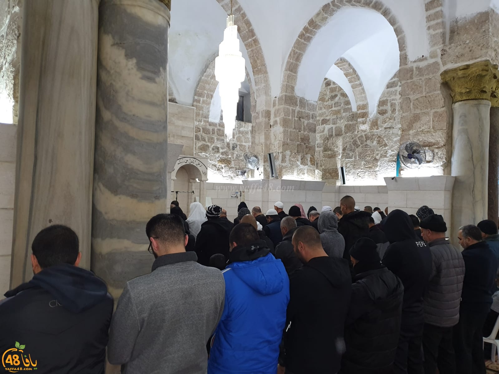 صور: المئات يحيون فريضة الفجر العظيم في المسجد العمري باللّد