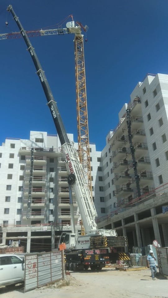 يبنا: مصرع 4 عمال اثر انهيار أجزاء من رافعة في ورشة بناء 