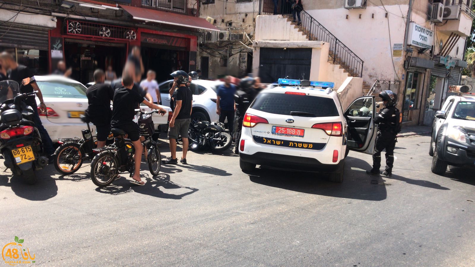  شهود عيان: الشرطة تعتدي على سائق دراجة نارية بعد مطاردته بيافا