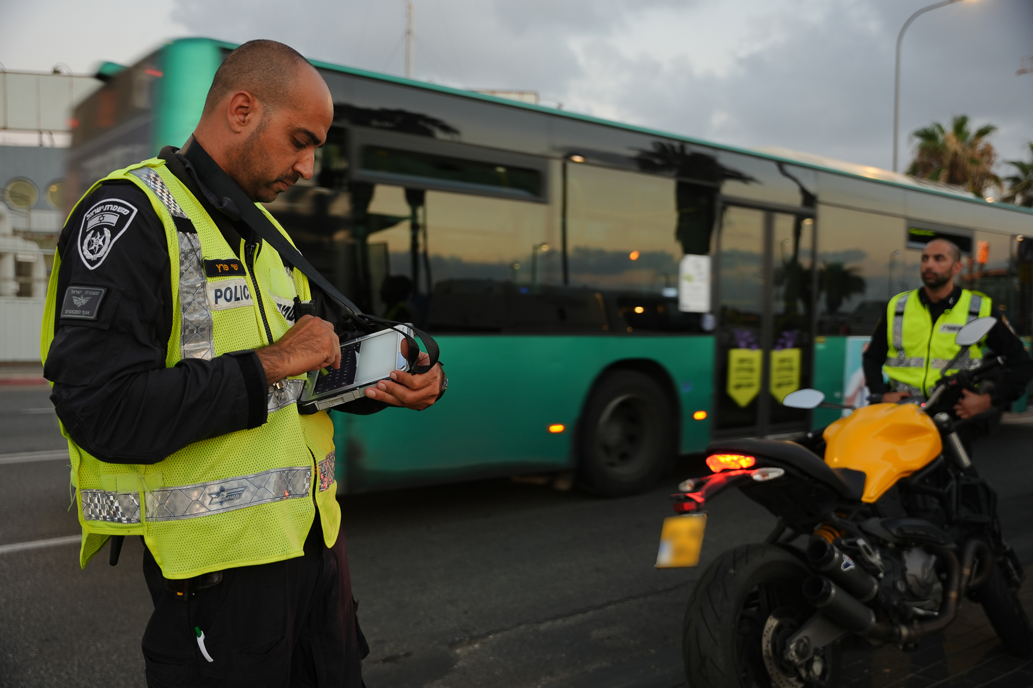 يافا: تسجيل 52 مخالفة وانزال 35 سيارة عن الشارع خلال حملة للشرطة 