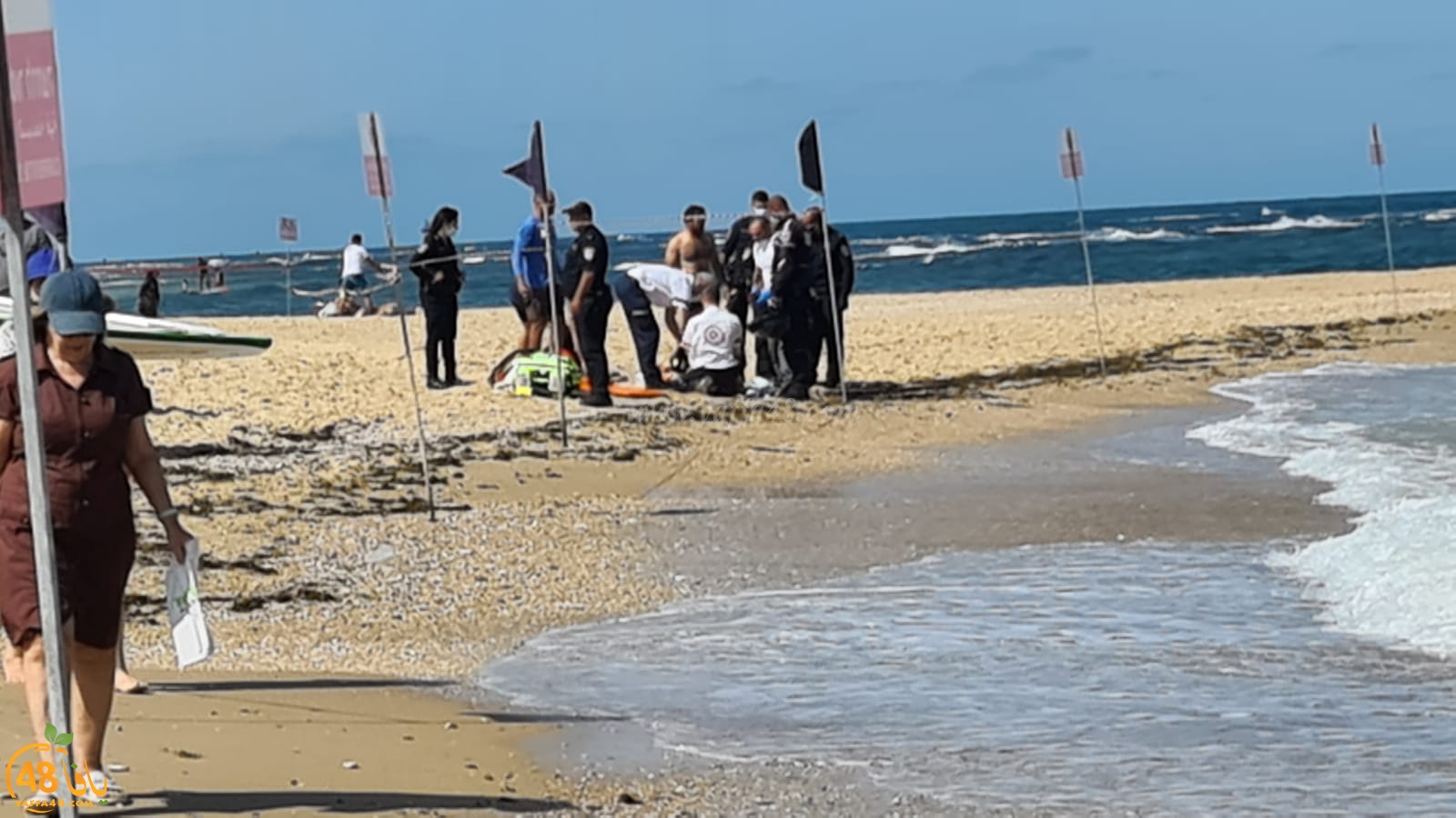 فيديو: عملية انعاش لسيدة اثر تعرضها للغرق على شاطئ العجمي بيافا