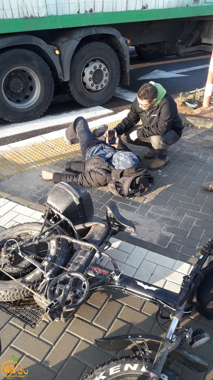 بالصور: إصابة متوسطة لراكب دراجة هوائية بحادث دهس في اللد 