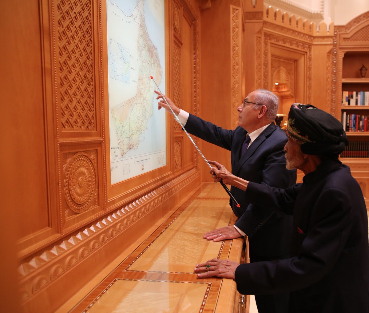 بالصور: نتنياهو يزور سلطنة عمان ويلتقي بالسلطان قابوس