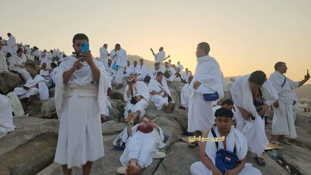 حجاج بيت الله الحرام يؤدون الركن الأعظم للحج في جبل عرفات
