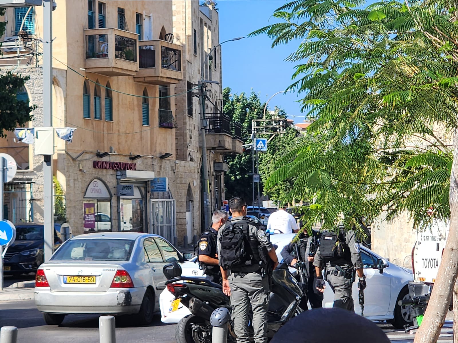 يافا : الشرطة تنكّل بشابين وسط شارع يافت وتعتقلهما دون ابداء الأسباب.