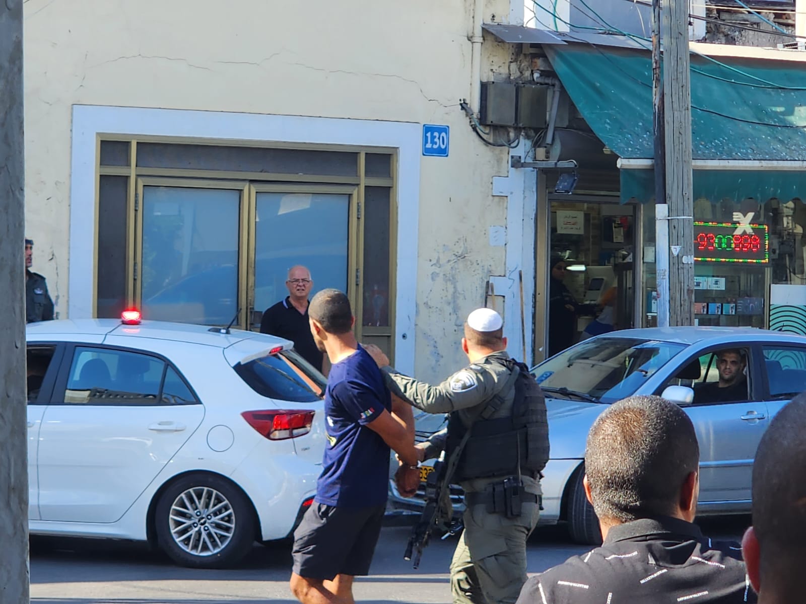 يافا : الشرطة تنكّل بشابين وسط شارع يافت وتعتقلهما دون ابداء الأسباب.