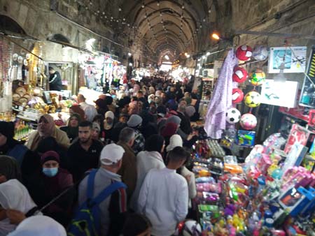 عشرات الآلاف يُحيون ذكرى “الإسراء والمعراج” بالمسجد الأقصى