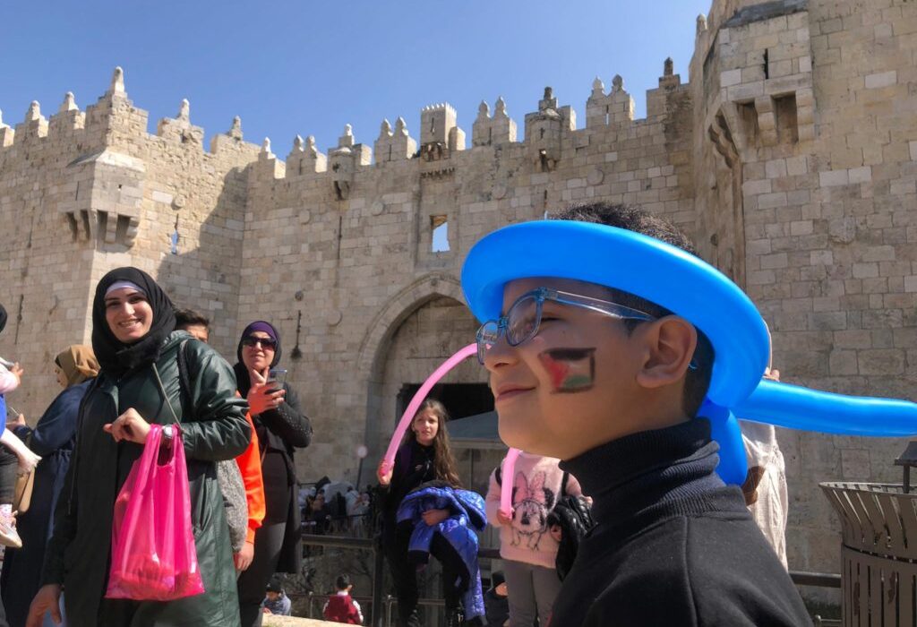 عشرات الآلاف يُحيون ذكرى “الإسراء والمعراج” بالمسجد الأقصى