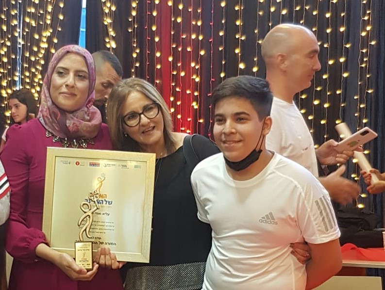 المعلّمة علياء أبو وادي من الرّملة تفوز بجائزة أفضل معلّمة في البلاد