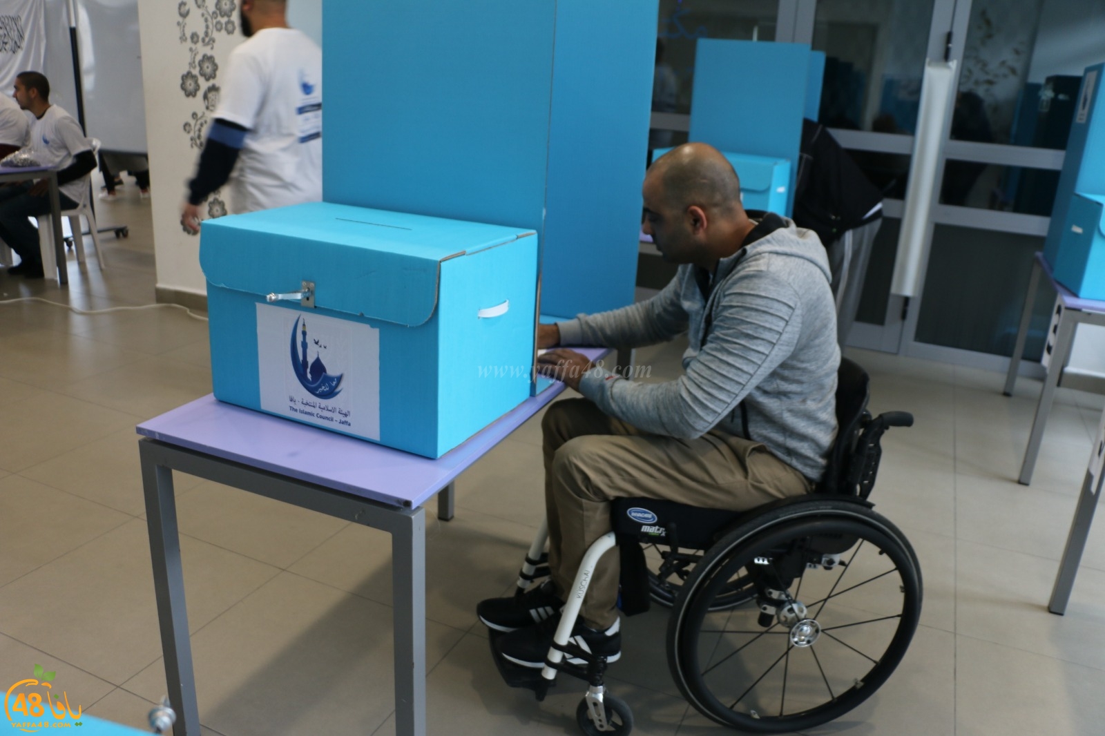  بالصور: لجنة الانتخابات تُوفّر صندوق متنقل لخدمة العاجزين عن الوصول لمقر الانتخابات