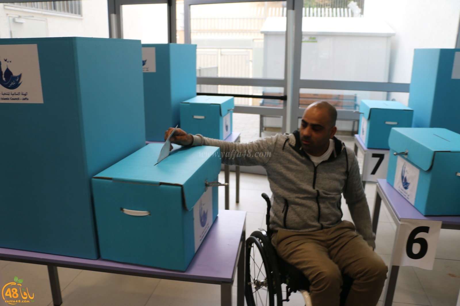  بالصور: لجنة الانتخابات تُوفّر صندوق متنقل لخدمة العاجزين عن الوصول لمقر الانتخابات
