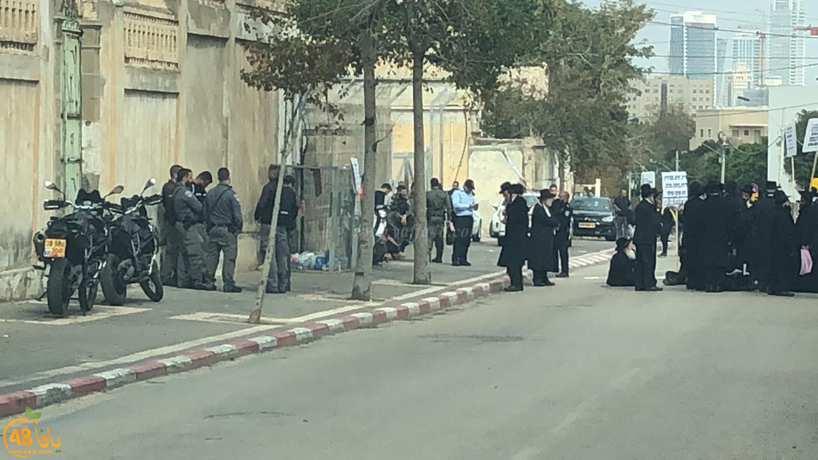  صور: تظاهرة للخارديم في يافا والشرطة تُغلق شارع شيفتي يسرائيل
