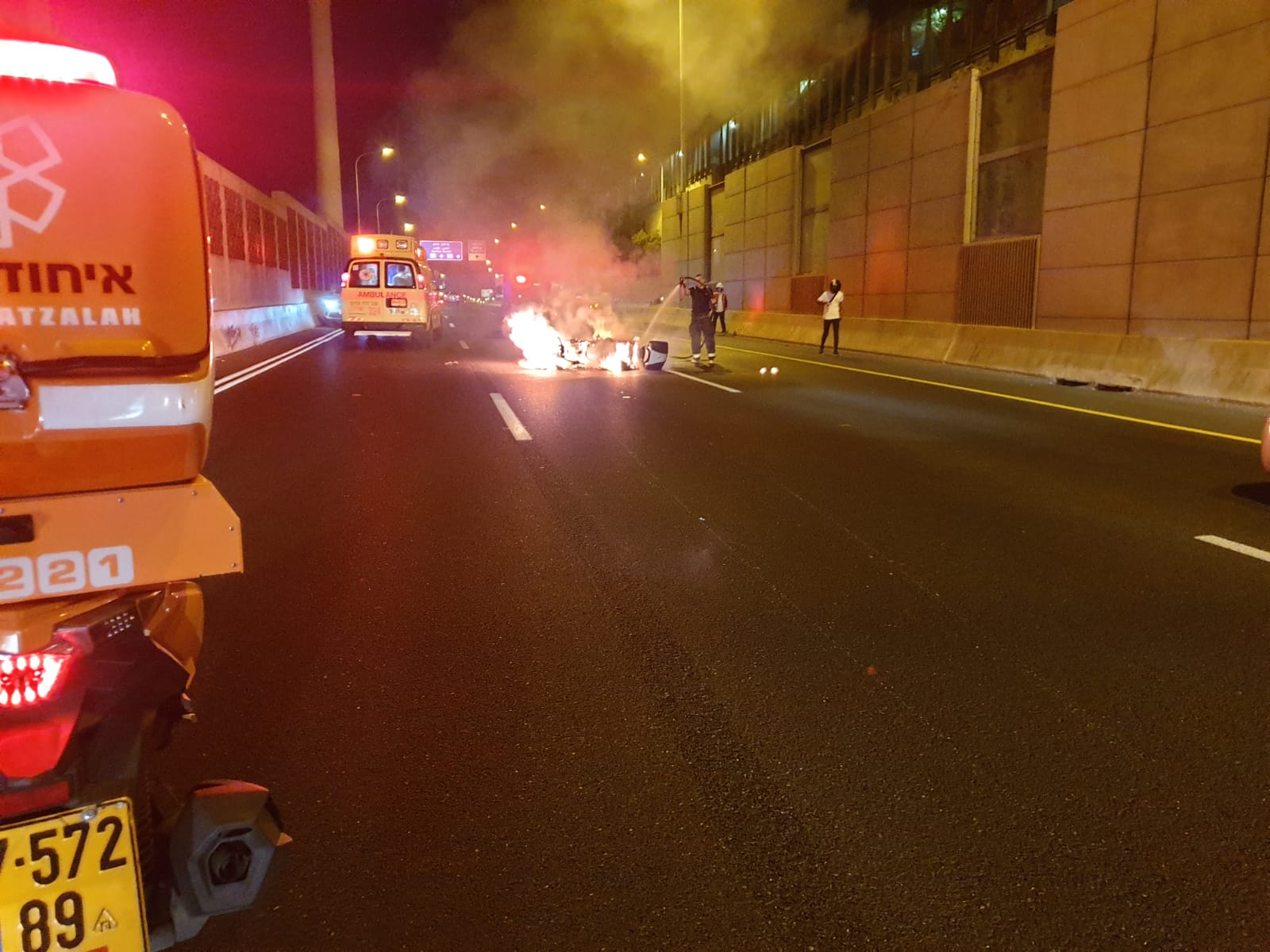 اشتعال النيران بدراجة نارية جنوب يافا واصابة راكبها بجروح متوسطة 