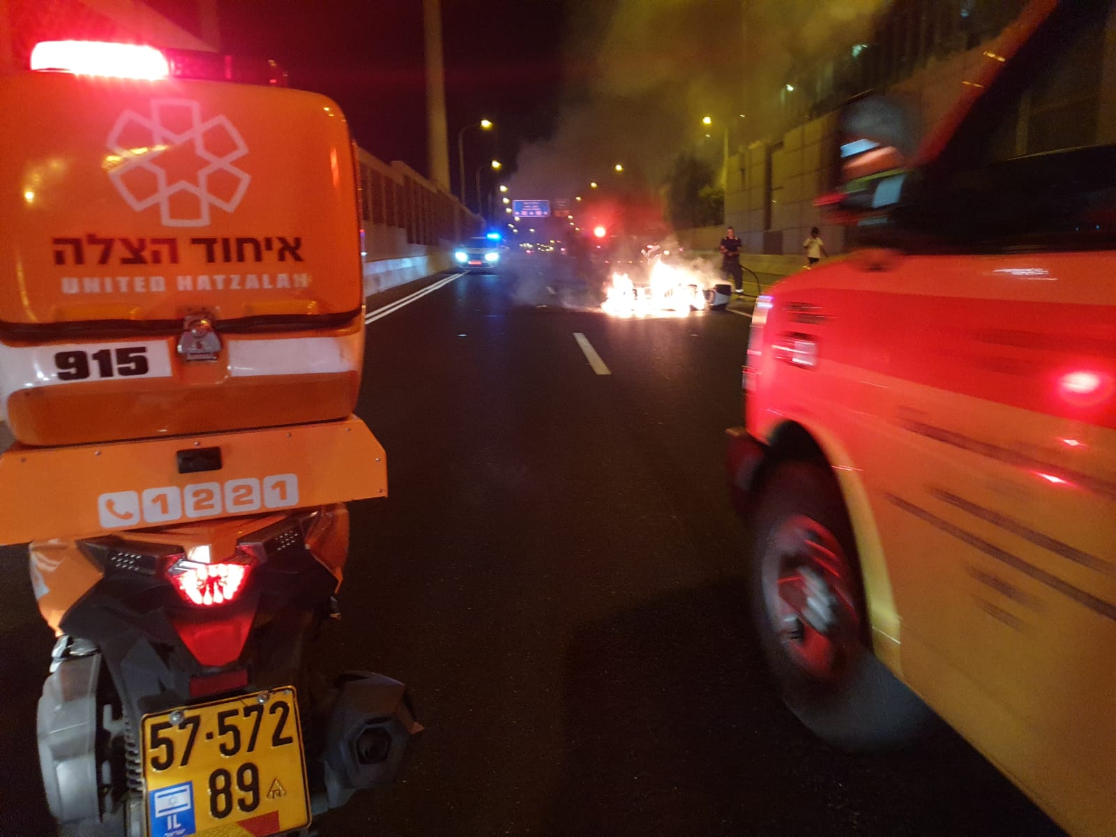 اشتعال النيران بدراجة نارية جنوب يافا واصابة راكبها بجروح متوسطة 