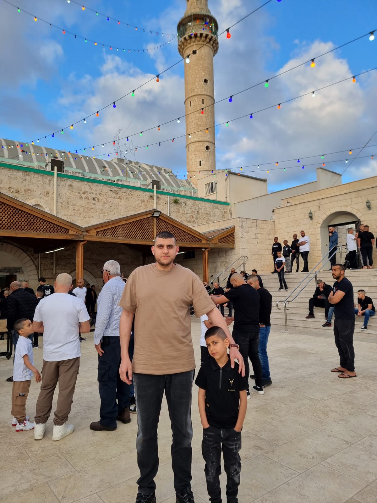 بالصور: أهالي مدينة اللد يؤدون صلاة العيد في مسجد النور بالمدينة