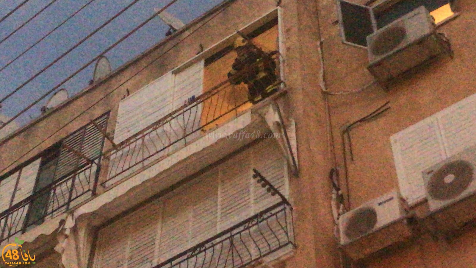 فيديو: حريق داخل شقة سكنية في مدينة يافا وطواقم الاطفائية تهرع للمكان