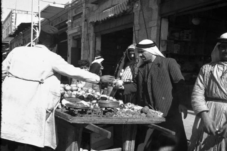 صور نادرة للسوق الشعبي قرب مسجد المحمودية في يافا قبل عام 1948 