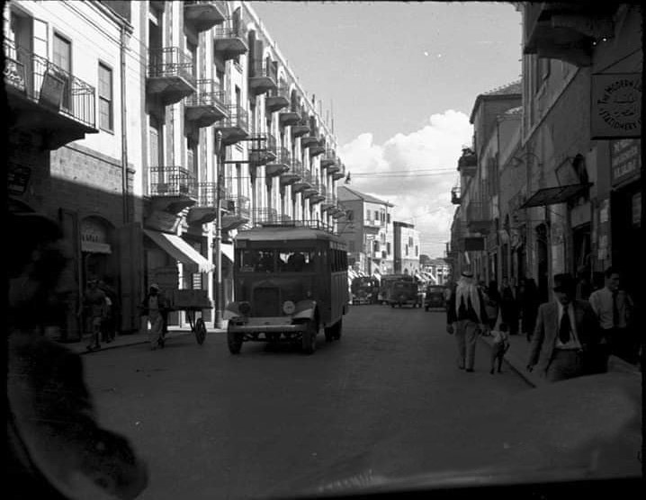 صور نادرة للسوق الشعبي قرب مسجد المحمودية في يافا قبل عام 1948 