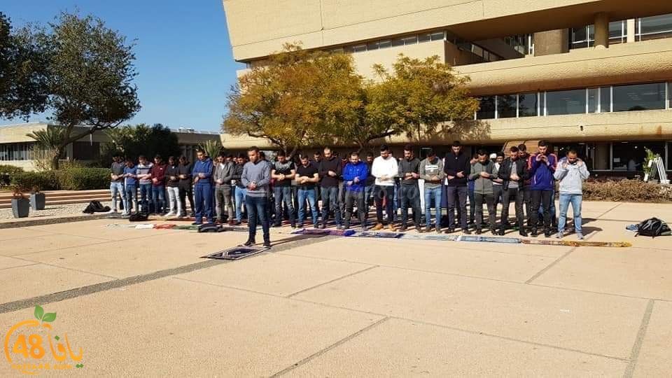 طلاب جامعة تل ابيب يقيمون صلاة الظهر جماعة في ساحة الجامعة رداً على اغلاق المصلى