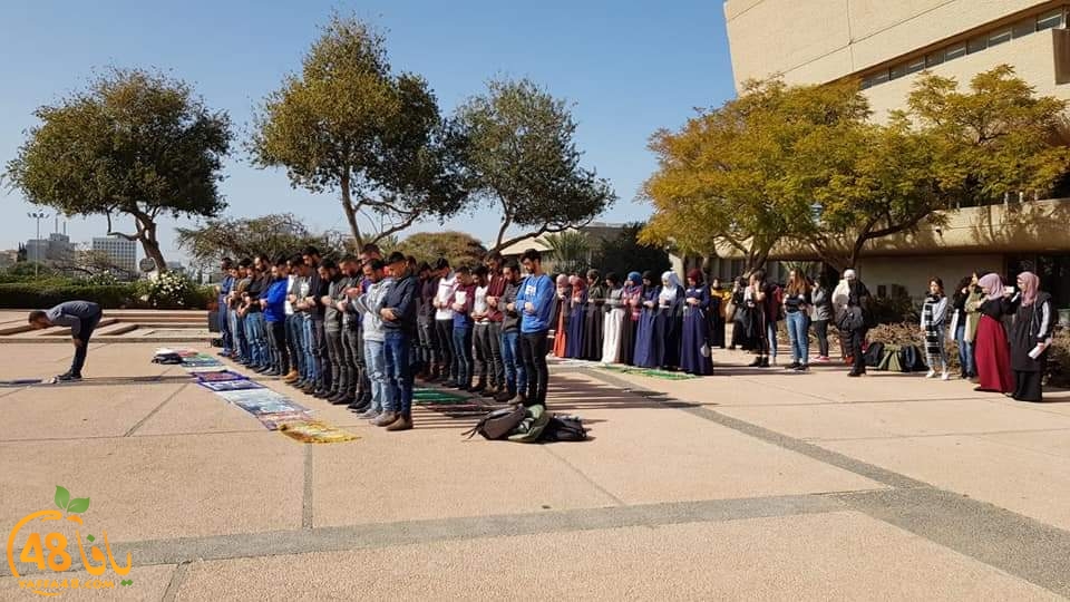 طلاب جامعة تل ابيب يقيمون صلاة الظهر جماعة في ساحة الجامعة رداً على اغلاق المصلى