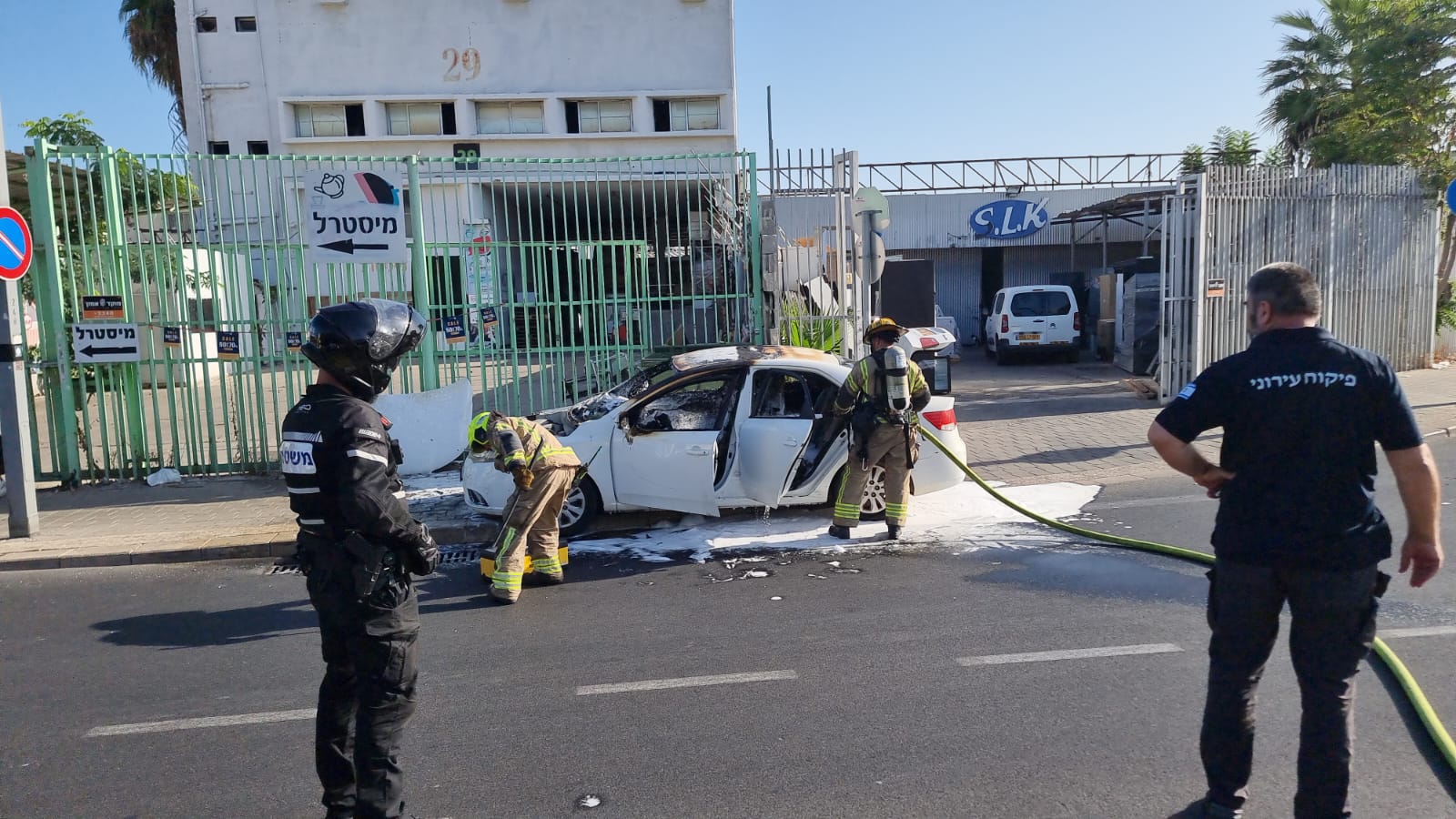 احتراق سيارة في يافا والاطفائية تهرع الى المكان 