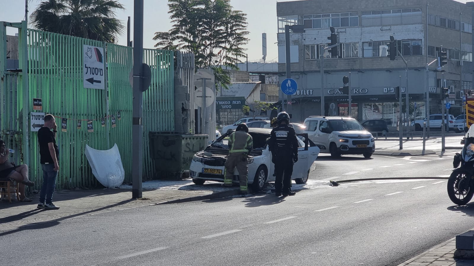 احتراق سيارة في يافا والاطفائية تهرع الى المكان 