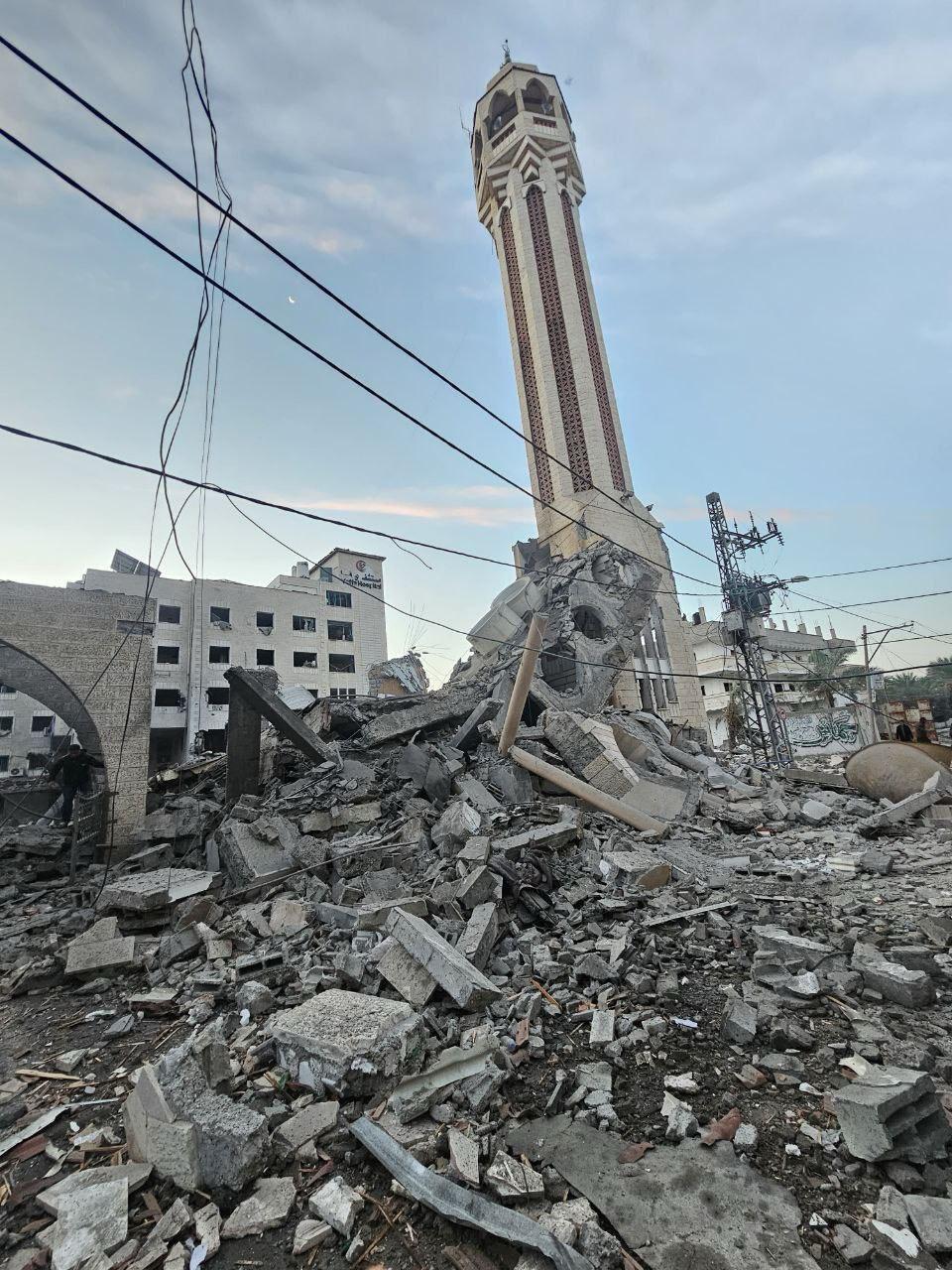صور تدمير مسجد يافا في دير البلح وسط قطاع غزة