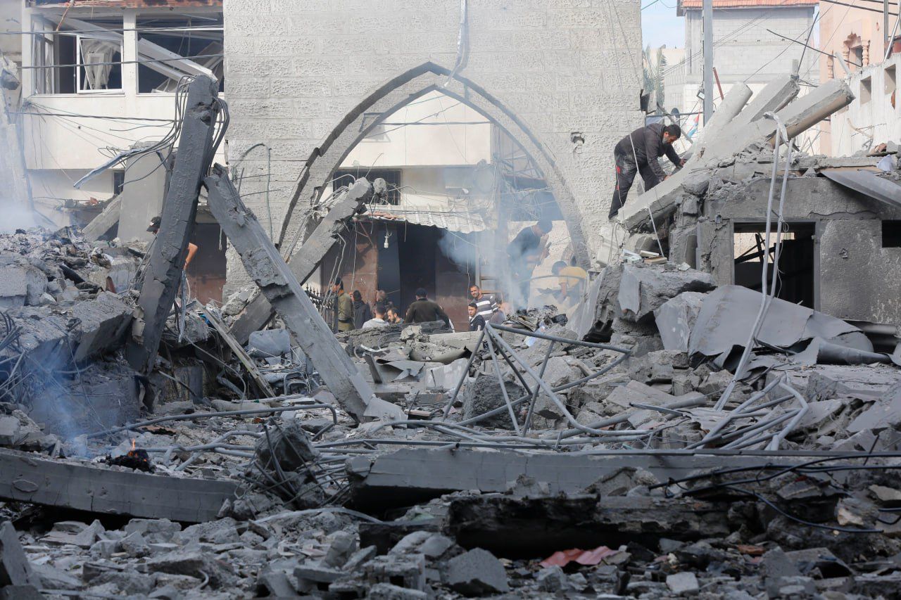 صور تدمير مسجد يافا في دير البلح وسط قطاع غزة