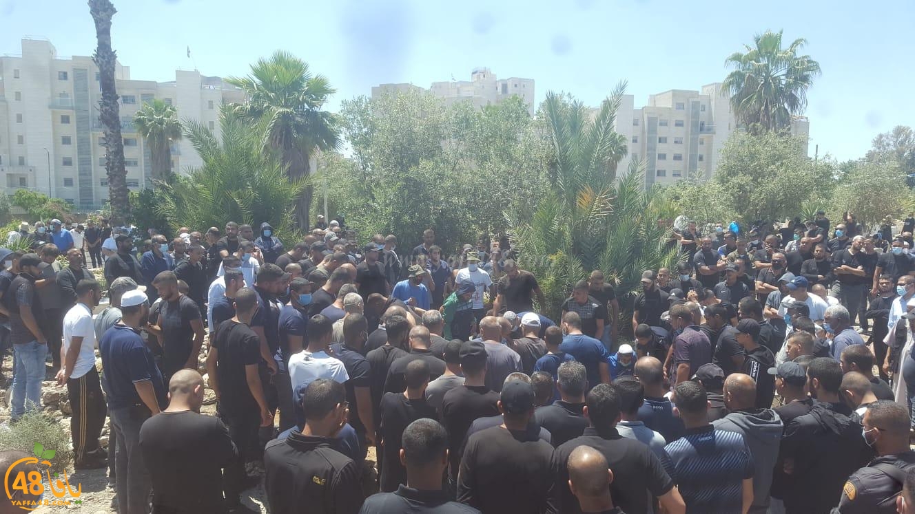  اللد: جمع من الأهالي في تشييع جثمان الشاب ابراهيم نصاصرة 