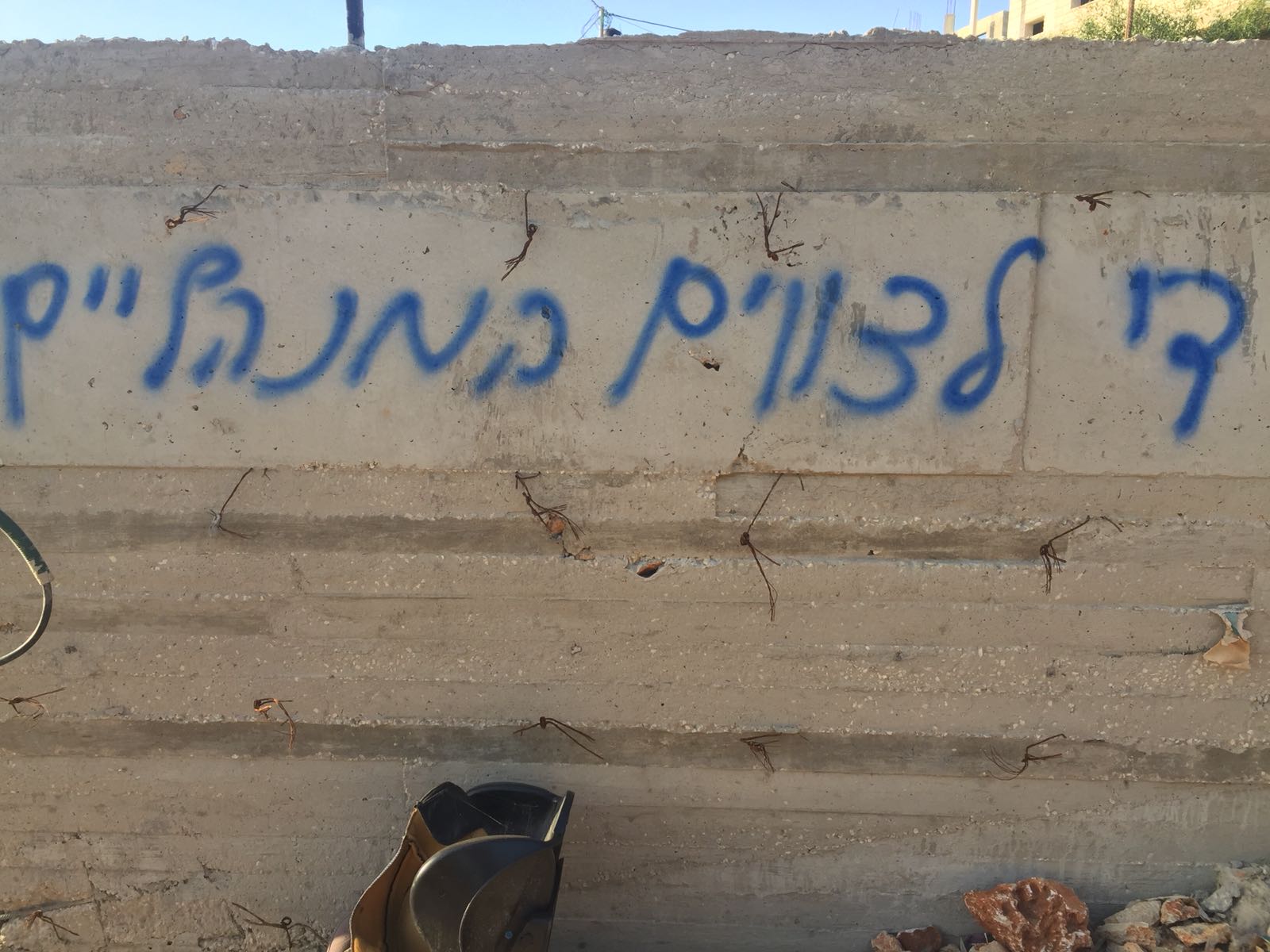 صور: اعتداء على مركبات فلسطينية بقرية قرب نابلس