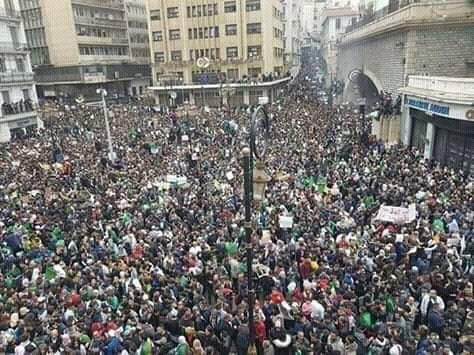 الجزائر تشهد أضخم موجة تظاهرات ضد بقاء بوتفليقة في السلطة